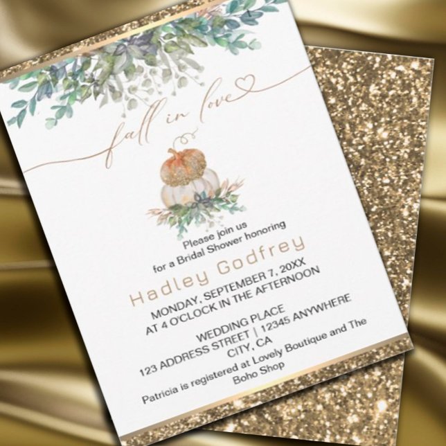 Fall i Pumpkin Kärlek i Elegant bröllop Guld Inbjudningar (#zazzlemade #goldpumpkin #whiteandgoldpumpkin #fallinlove #wedding #autumninvitation)