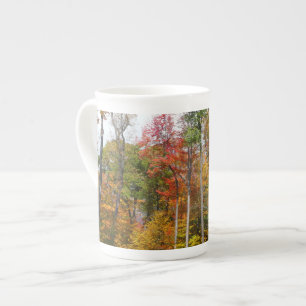 Fall i skogens färgstarka höstfotografi benporslin mugg