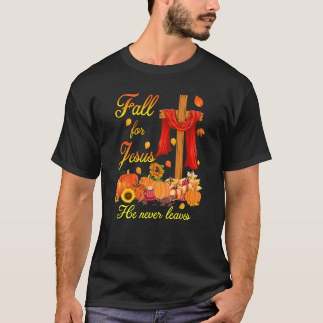 Fall is For Jesus He Never Leaves Christian Believ T Shirt (Framsida)