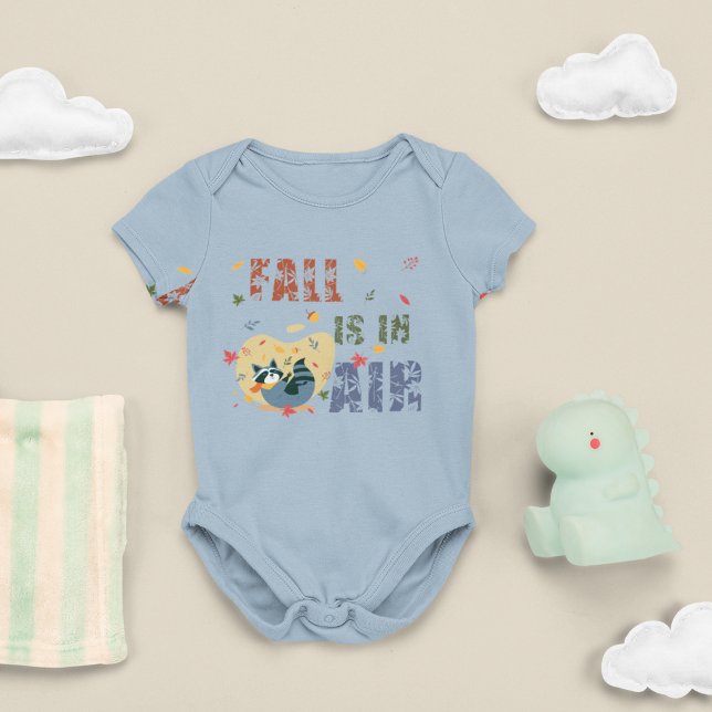 Fall ligger i Luft med att byta Raccoon T Shirt (Fall Is In Air With Swinging Raccoon Baby)