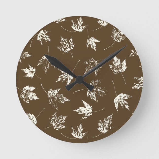 Fall Maple Lämnar på brunt - sömlöst mönster. Rund Klocka (Framsida)