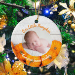 Fall Newborn Photo Baby Pumpkin Dubbla Sided Gift Julgransprydnad Keramik<br><div class="desc">Denna vackra nyfödda fotoprydnadsfigur med modern Thanksgiving är ett foto av ditt söta nyfödd bebis under ord Vår lilla Pumpkin i orange. Det här söt höstfotografiet med trendig vitt trä bakom pumpinplåstret är en elegant baby keepsaké för en Halloween- eller Thanksgiving-förlossning.</div>