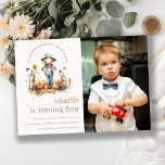 Fall Pumpkin Fågelskrämma Harvest Kids Photo Birth Inbjudningar<br><div class="desc">En "Cute Roligt Fall Pumpkin Fågelskrämma Harvest Kids Theme Collection.- Det är en Elegant Enkel roligt modern vattenfärg Illustration of fågelskrämma stand in pumpkin fält, perfekt för hösten/hösten, små födelsedagsfester. Det är mycket enkelt att anpassa, med dina personuppgifter. Om du behöver någon annan matchande produkt eller anpassning kan du skicka...</div>
