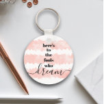 Fall som drömmer om att citera  Rosa Watercolor Mo Nyckelring<br><div class="desc">"Här är till de idioter som drömmer." Var en av dem som alltid låter sin optimism styra sin vision och sina ambitioner. Den här riken, moderna, grafiska, minimalistiska nyckelkedjor kombinerar fet, sanserif-typografi och handskrivna kalligrafiskript, över rosa vattenfärgen rand, allt på vit bakgrund. Den här nyckelkedjan finns i små och stora...</div>