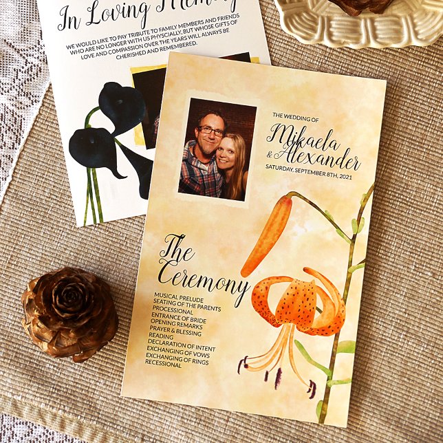 Fall Tiger Lilies Bröllop Ceremony-programmet (Wedding Ceremony Program with Orange Tiger Lily and Dark Blue Calla Lilies, Fall Wedding Colors)
