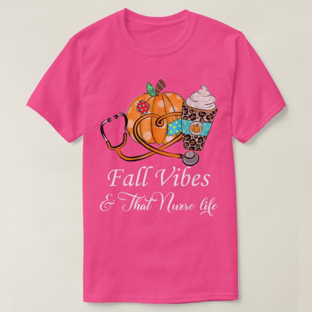 Fall Vibes och att sjuksköterskans liv under höste T Shirt (Design framsida)