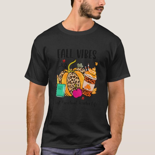 Fall Vibes och Preschool Teacher Life Leopard P T Shirt (Framsida)
