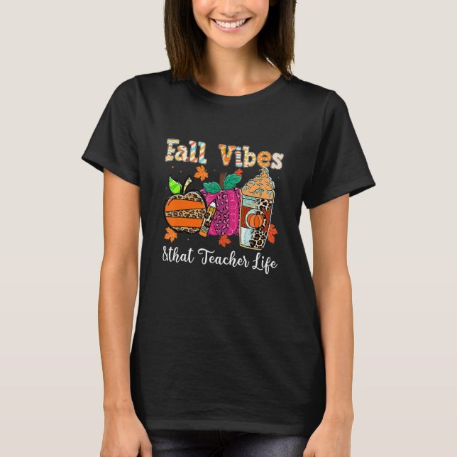 Fall Vibes & That Teacher Life Apple Pencil Pumpki T Shirt (Framsida)