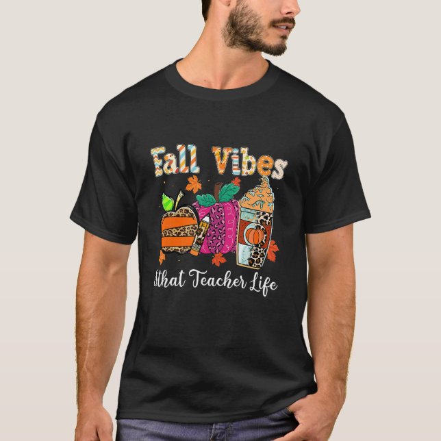 Fall Vibes & That Teacher Life Apple Pencil Pumpki T Shirt (Framsida)