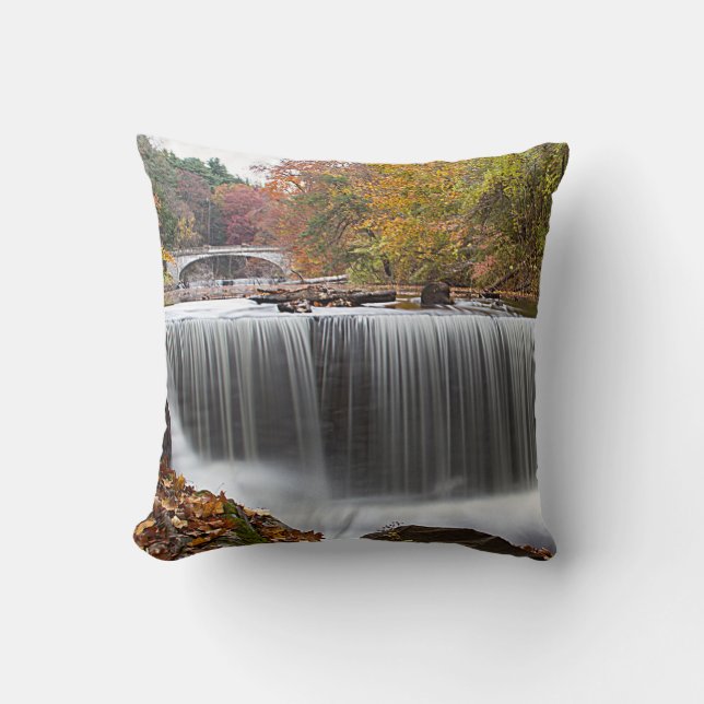 Fall Waterfall i Vanderbyggda Kudde (Framsida)