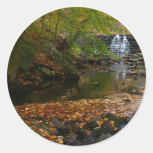 Fall Waterfall och Bäck Pennsylvania Nature Runt Klistermärke