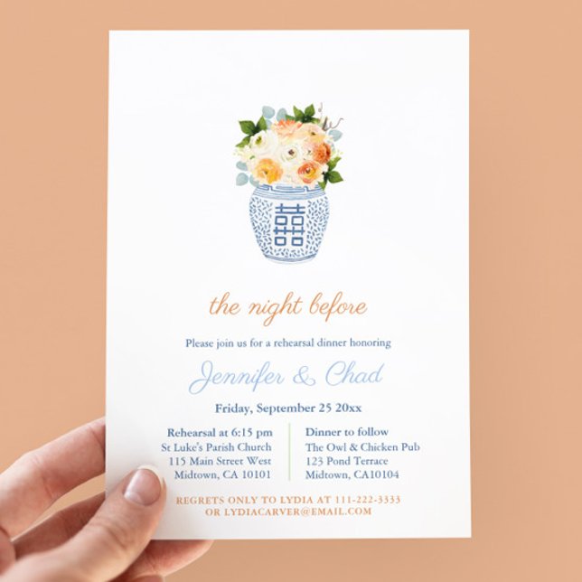 Fall Wedding Chinoiserie Rehearsal Dinner Inbjudningar (Fall Flowers In Chinoiserie Vase Wedding Rehearsal And Dinner Invitation In Navy Blue & Burnt Orange)