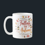 Fallande hösten Mugg<br><div class="desc">Njut av varma drycker i stil med den här nedgången för höstkaffet mugg. Designad med vacker,  handskriven kalligrafi i djup röd och varm orange,  dekorerad med löv,  akorns,  rustiskt grenar och mysiga lyktor. En säsong mugg-perfekt för fallande älskare.</div>