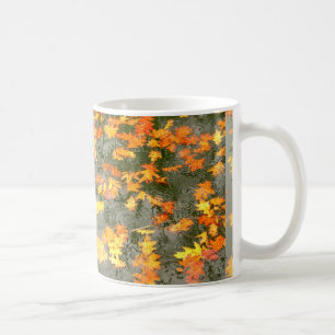 fallande löv i regn kaffemugg