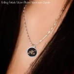Fallande Petals Silverpläterat Halsband<br><div class="desc">Det här grafikfotot representerar fall,  blomblad,  som visas i,  peachy-rosa,  färg-förbättrat med texturerad bildåtergivning.</div>