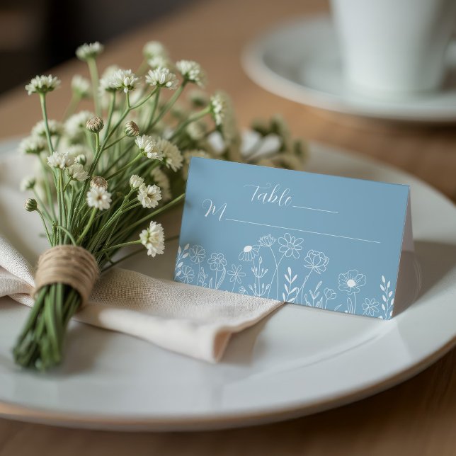 Fälld Dusty Blue Elegant bröllop Wildblomma Placeringskort (Wedding Dusty Blue and White Wildflowers on folder seating place card.)