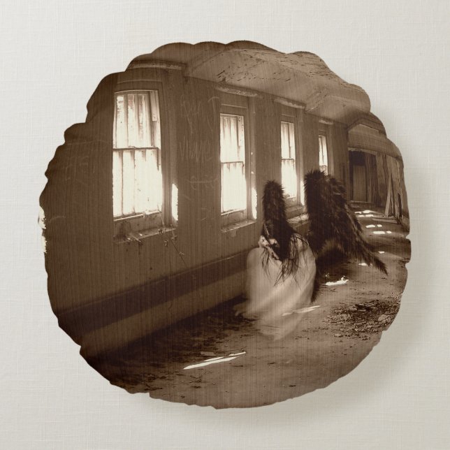 Falln Asylum Angel Rund Kudde (Framsidan)