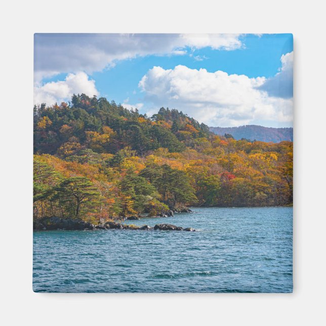Fallvy runt Sjö Towada Japan Magnet (Framsidan)