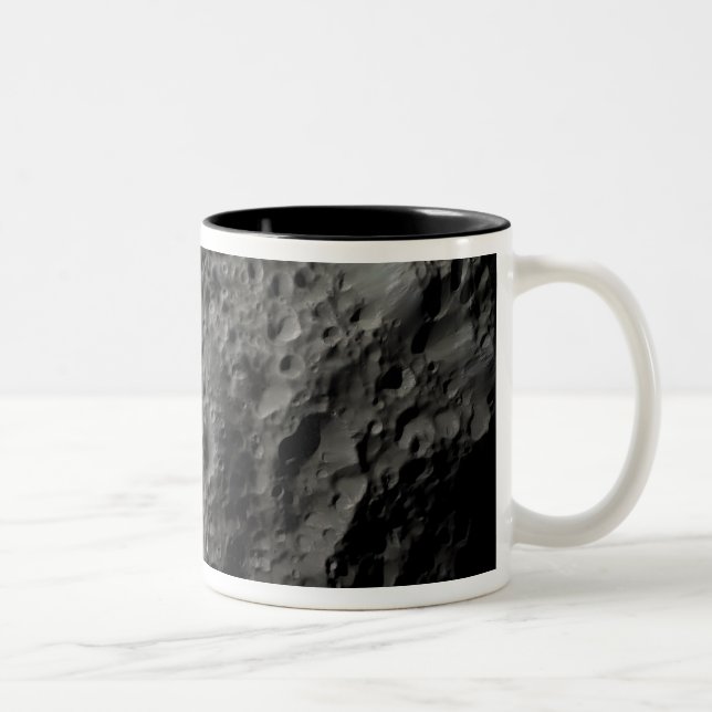 False-färg-vy av Saturnus måne Hyperion Två-Tonad Mugg (Höger)