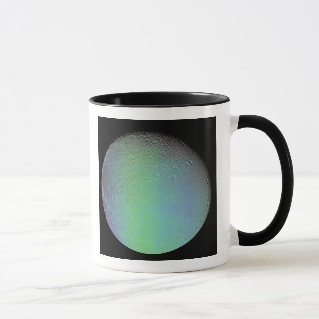 False färg, vy över lördagens måne Dione Mugg (Höger)