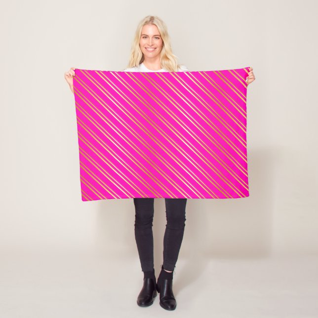 FALSKA GYLLENE RANDER PÅ ROSA FLEECEFILT (På plats)