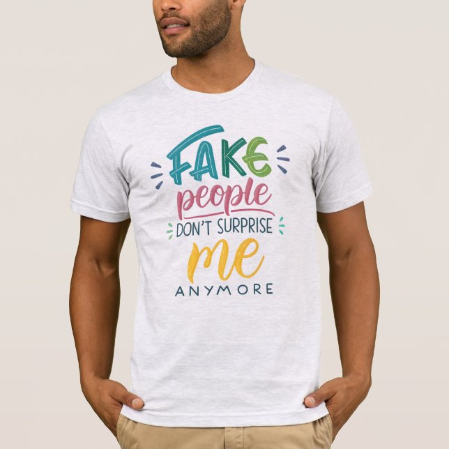 Falska människor överraskar mig inte längre t shirt (Framsida)
