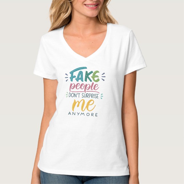 Falska människor överraskar mig inte längre t shirt (Framsida)