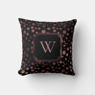 Falska roséguld foliecirklar med monogram på svart kudde