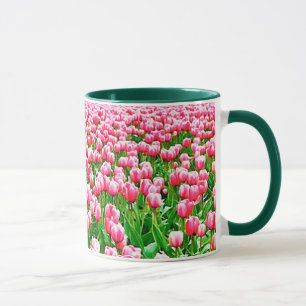 Fält av rosa tulpan mugg