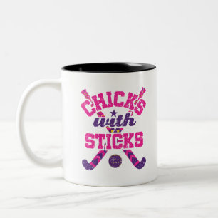 Fält Hockey-Chickar med Sticks Två-Tonad Mugg