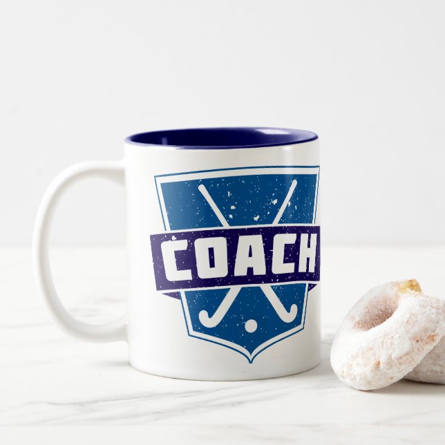 Fält Hockey Coach Shield Två-Tonad Mugg (Med munk)