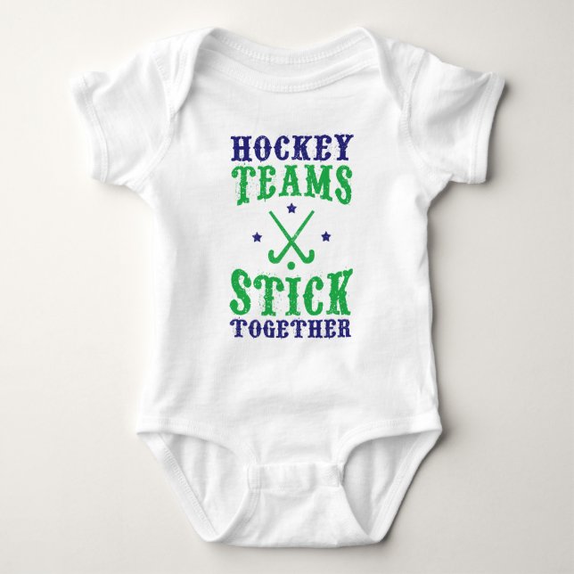 Fält Hockey Teams Stick samman Tee Shirt (Framsida)