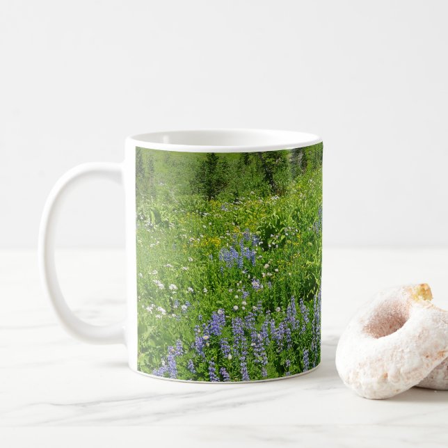 Fält i Wildblommor på berget Rainier Kaffemugg (Med munk)