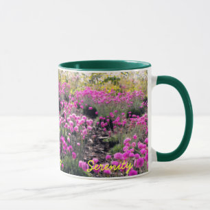 Fält om blommor mugg