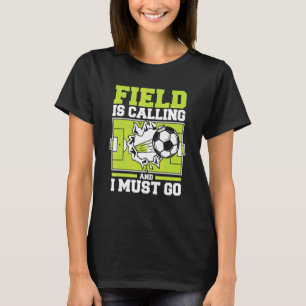 Fältet Ropar Och Jag Måste Gå Fotboll Yrke T Shirt
