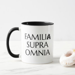 Familia Supra Omnia - latinska citat Mugg