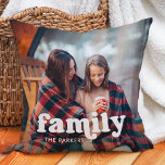 Familj | Boho-textövertäckning med två foton Kudde<br><div class="desc">Den här enkla och snyggt kudden har två av dina personliga foton,  tillsammans med "familjen" i ord i boho vit modern typografi och en plats där du kan lägga till familjens efternamn.</div>