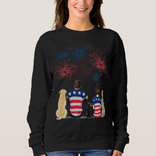 Familj med par och Hundar som tittar på Fireworks T Shirt