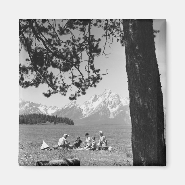 Familj med picknic vid sjö berg magnet (Framsidan)