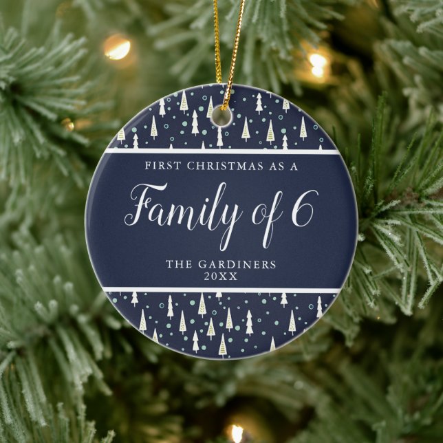 Familj med sex Personliger Vi väntar oss fjärde Ba Julgransprydnad Keramik (Träd)