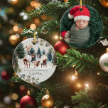 Familj med tre | Första juldagen Julgransprydnad Keramik<br><div class="desc">Gratulera till glädjen i din växande familj med den här vackert utformade "Familjen med tre" Första julprydnaden. Den här prydnadsscenen med två renar med den vackra kalven i en skog med damm från snö fångar perfekt magin i din första julhelg som trio. Den delikata vattenfärgsformgivningen accentueras med evergreen grenar och...</div>