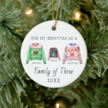 Familj med tre | Första juldagen Julgransprydnad Keramik<br><div class="desc">Den första julen i perfekten för din familjs första jul med nyfödd bebis. Vår personlig julprydnad har en charmig familj av fula svettare, din familj namn och är också personlig med ditt foto på baksidan. Lägg till anpassningsbarnas ordalydelse i den här designen genom att använda rutorna "Redigera den här designmallen"...</div>