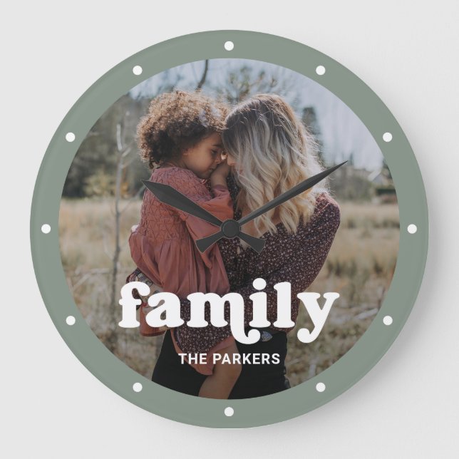 Familj | Modern skript med Grönten Photo Sage Stor Klocka (Framsida)