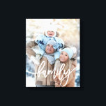 Familj | Modern vit typografi med foto Canvastryck<br><div class="desc">Det här moderna,  minimalistiska stil-kanvastrycket har ett eget foto,  med ett vitt överlägg som säger "familj" i trendigets vita typografi.</div>