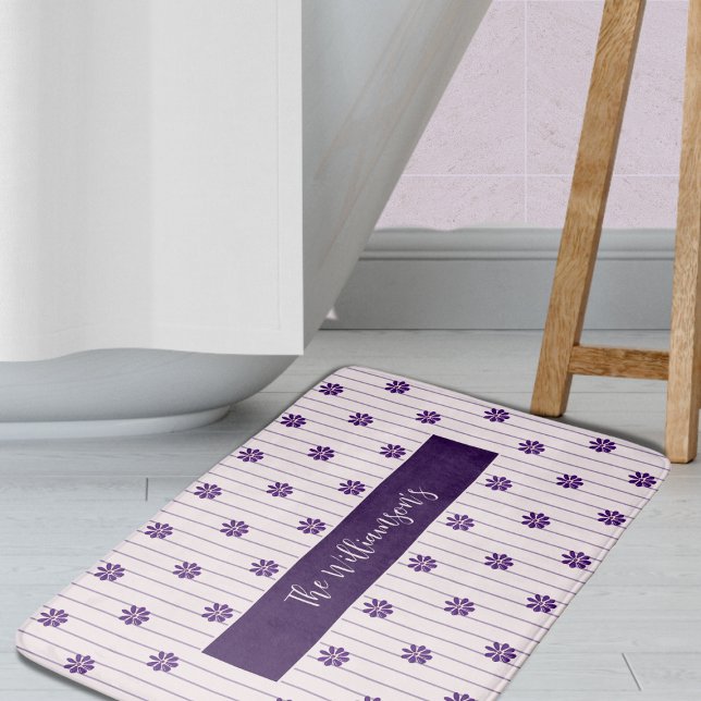 Familj Namn Lila blommor,  och våldsam stripe Badrumsmatta (Family Name Purple Flowers, Blush & Violet Striped Bath Mat)