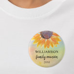 Familj Reunion Keepsaké Knapp<br><div class="desc">Den här återföreningsknappen för solrosfamiljen gör en underbar souvenir för din familj att träffas. Det är dekorerat med en vattenfärgad solrosa på en färgstark bakgrund. Enkelt anpassade. Använda alternativet Anpassa ytterligare om du vill ändra texten storlekt, stil eller färg. Eftersom vi skapar vår egen teckning kommer du inte att hitta...</div>
