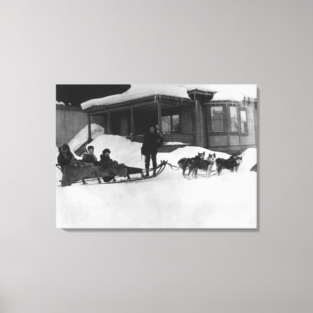 Familj som reser med Hund Sled i Alaska Canvastryck (Framsida)