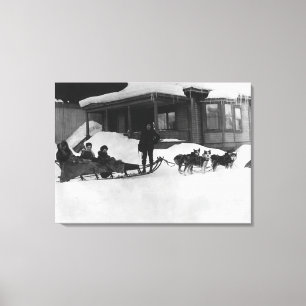 Familj som reser med Hund Sled i Alaska Canvastryck