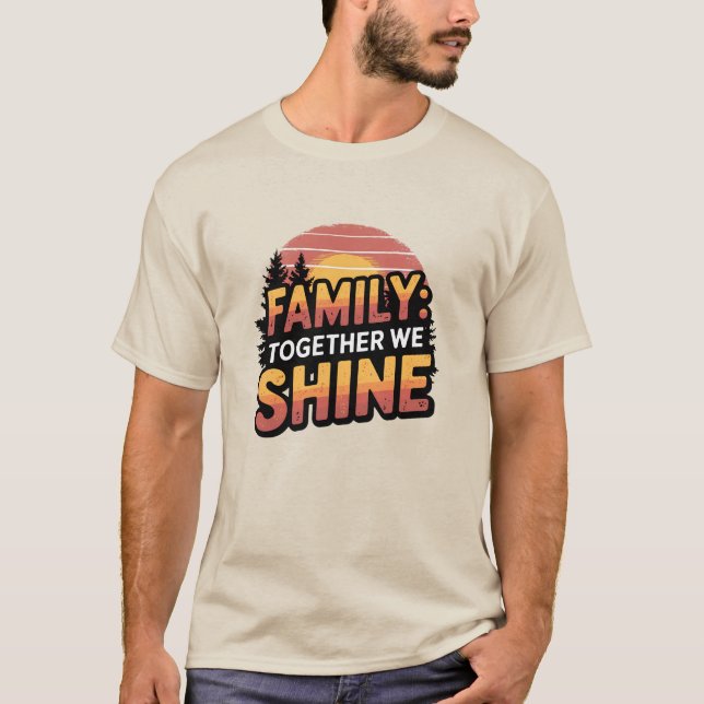 Familj: Tillsammans skiner vi T Shirt (Framsida)