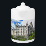 FamiljarvSutherland klan Dunrobin slott<br><div class="desc">Njuta av ditt arv,  och anslutning med en av Skottland höglands- klanstunder som dina teabrygder i denna älskvärda kruka som dekoreras med ett ljust,  fotografera av det Dunrobin slottet på den skotska nordostliga kusten.</div>
